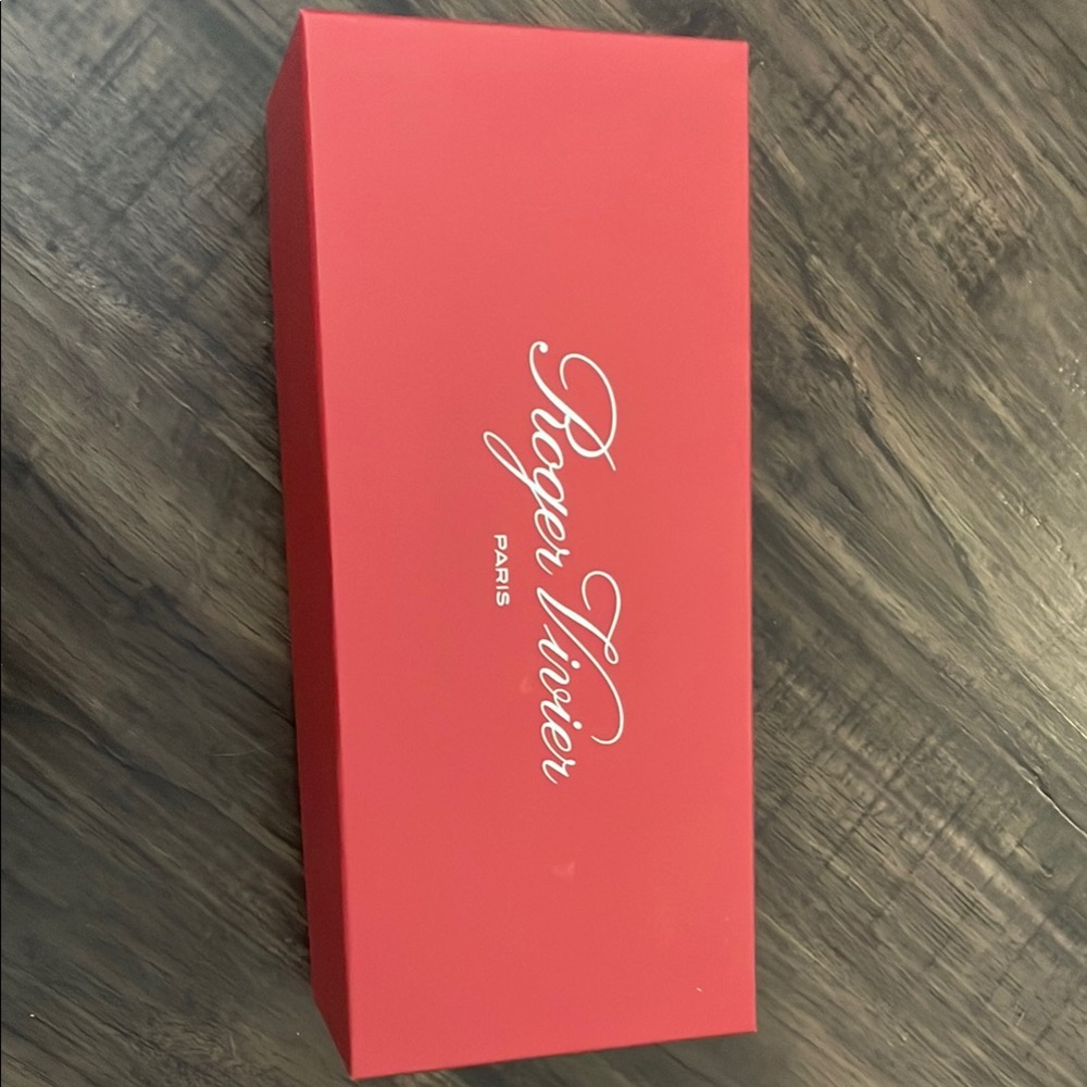 Roger vivier shoe box